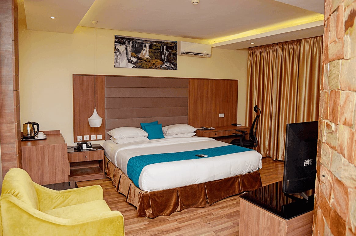 Classic, Guest room, 1 King, Atrium view 1