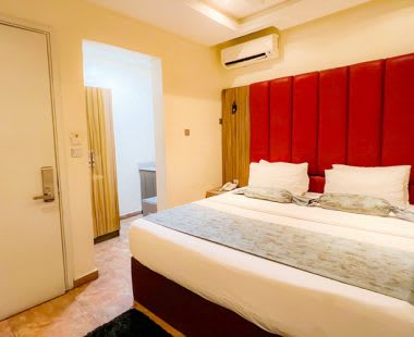 Deluxe Suite 1