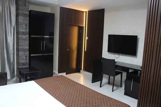 Junior/Diamond Suite 1
