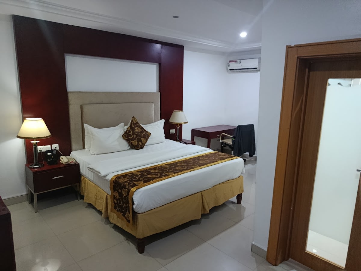 EXECUTIVE SUITE 1