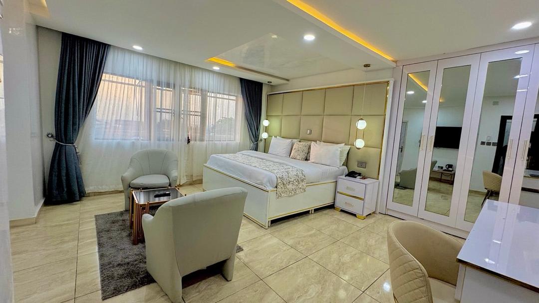 Executive Max 1