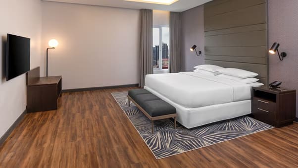 Junior Suite, Executive lounge access, 1 Bedroom Junior Suite, 1 King, City view, Balcony 1