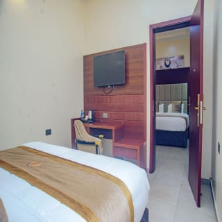 CONNECTING ROOM 1