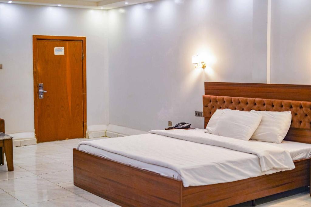 Standard Queen Room 1