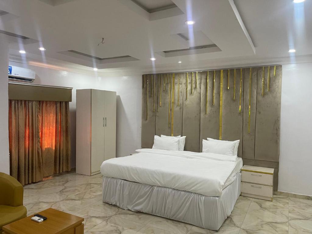 Deluxe King Room 1