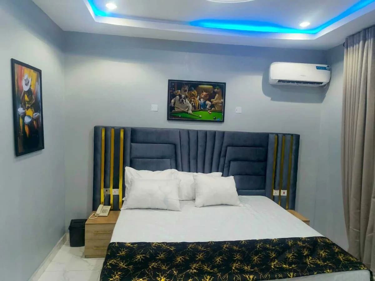Glossy Executive Suite 1