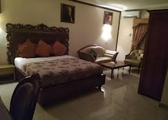 Gold room 1