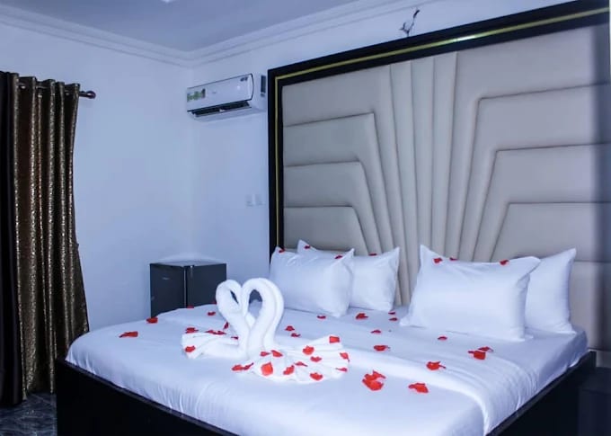 DELUXE QUEEN ROOM 1
