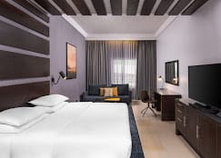 Classic Suite, Executive lounge access, 1 Bedroom Suite, 1 King, City view, Balcony 1