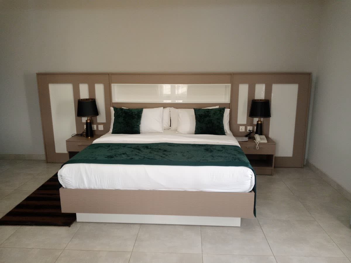 DIPLOMATIC SUITE 1