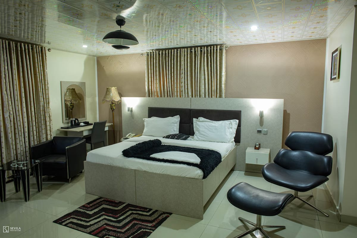 Luther Executive Suite 1 1