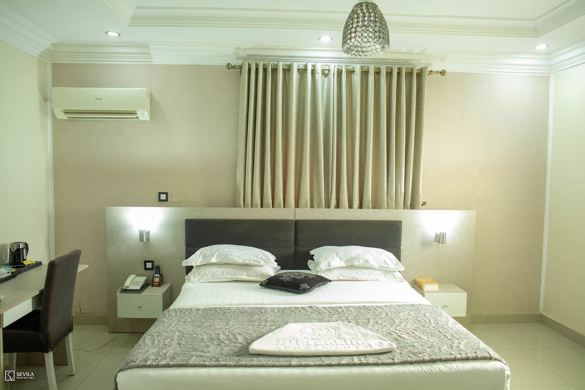 Luther Executive Suite 2 1