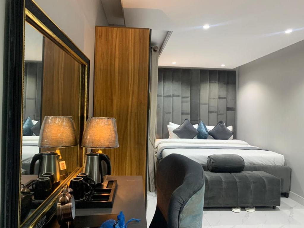 EXECUTIVE SUITE – CHOICE SUITES SIGNATURE 1