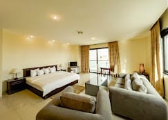 Deluxe Suite 1