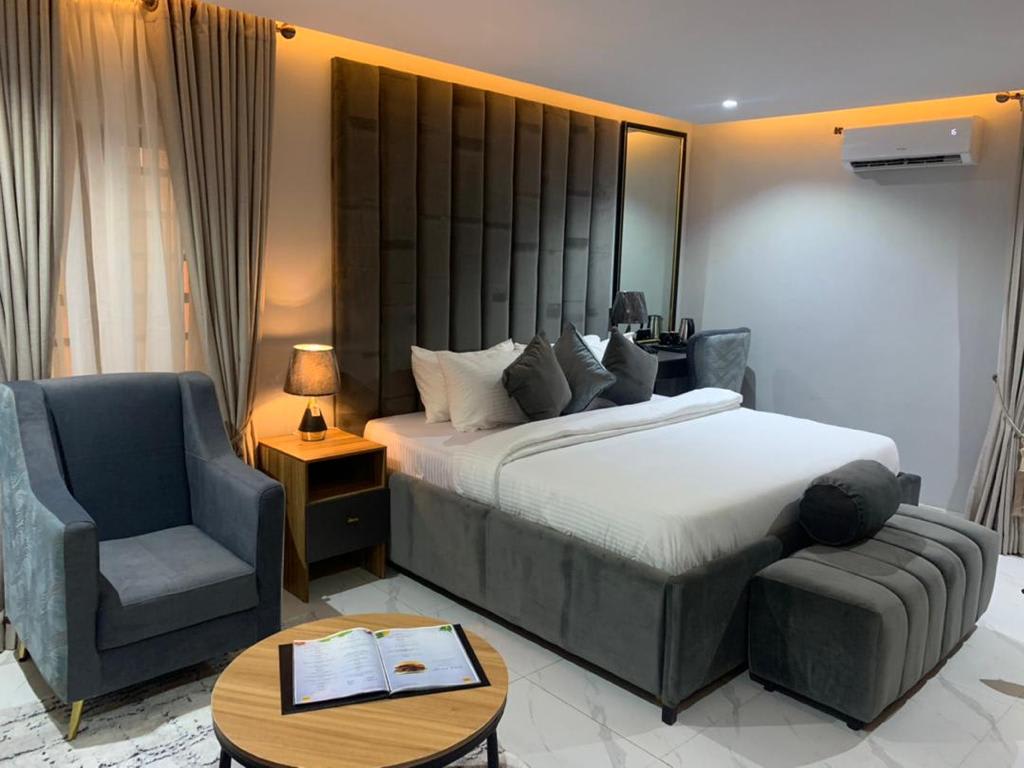 BUSINESS SUITE – CHOICE SUITES SIGNATURE 1