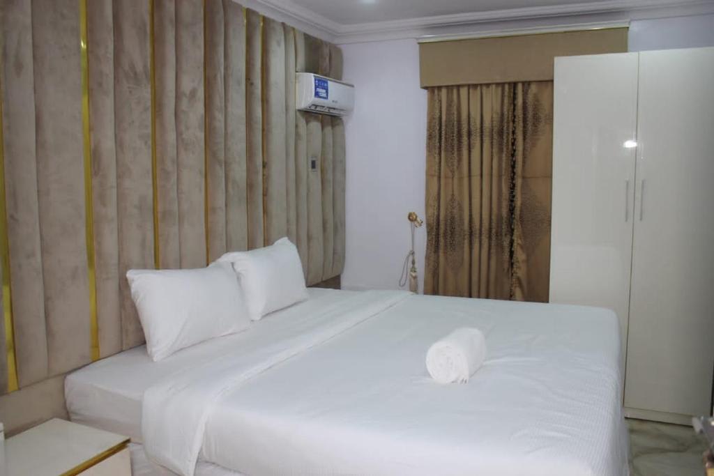 Standard Queen Room 1