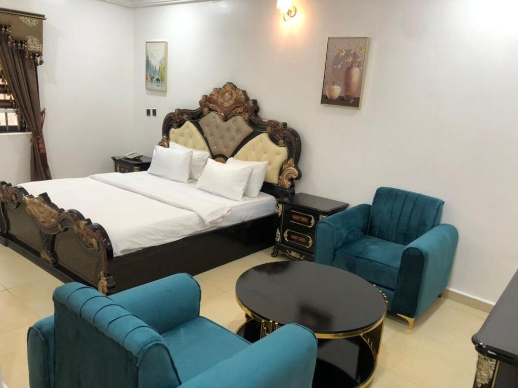 Deluxe Suite 1