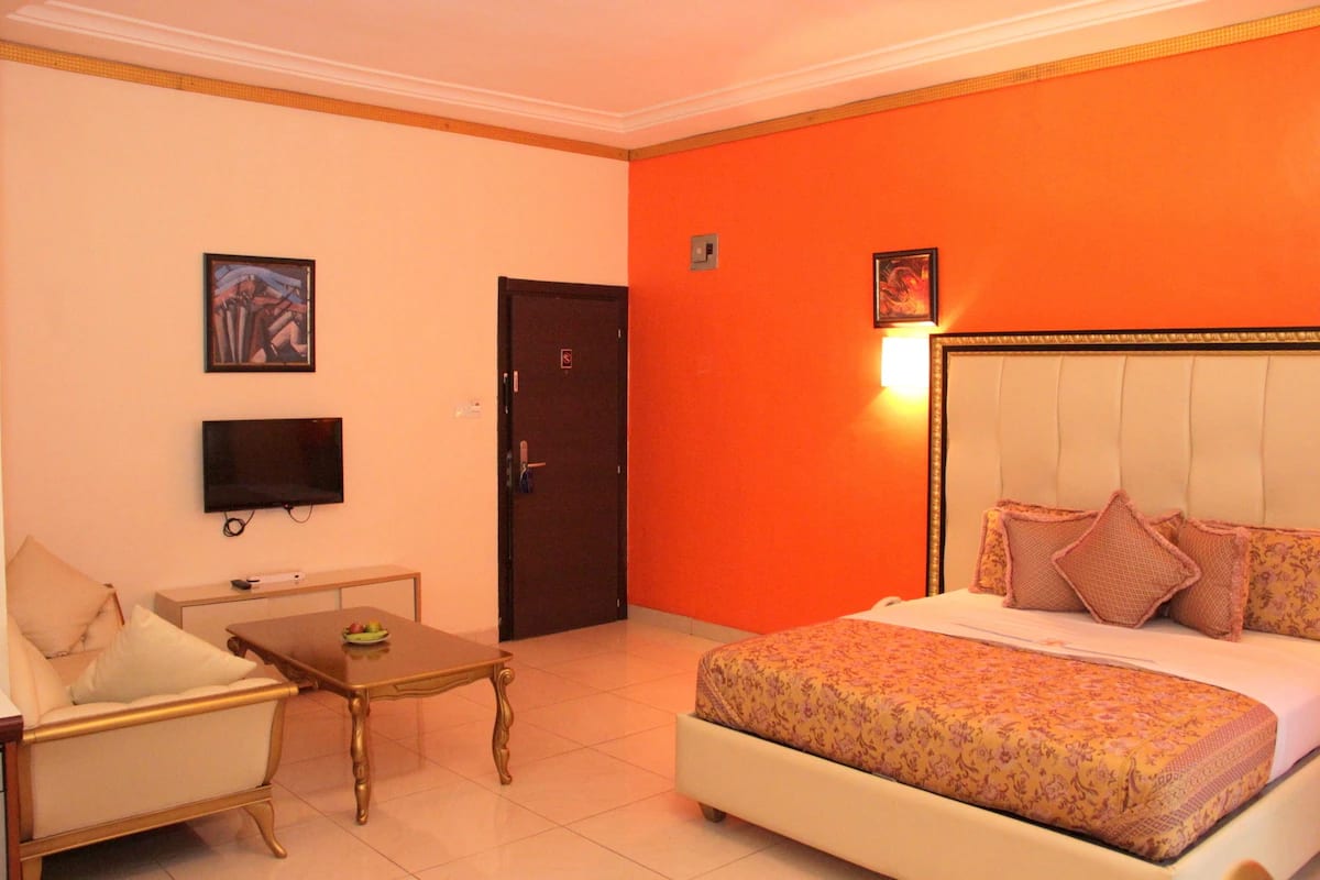 Gold room 1