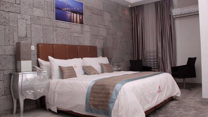Serene Room 1