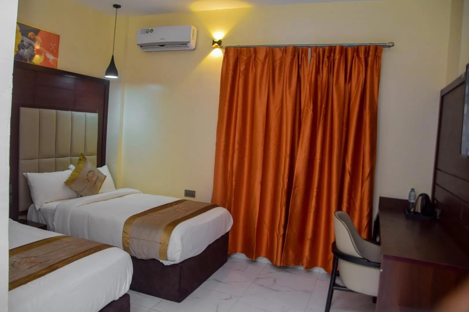 CONNECTING ROOM 1