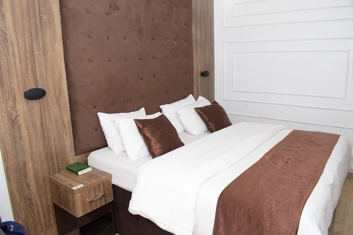 Gold Luxury Room 1