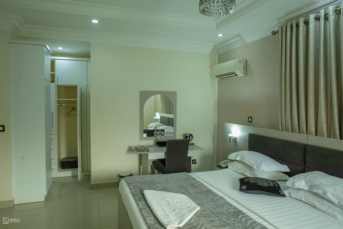 Luther Executive Suite 3 1