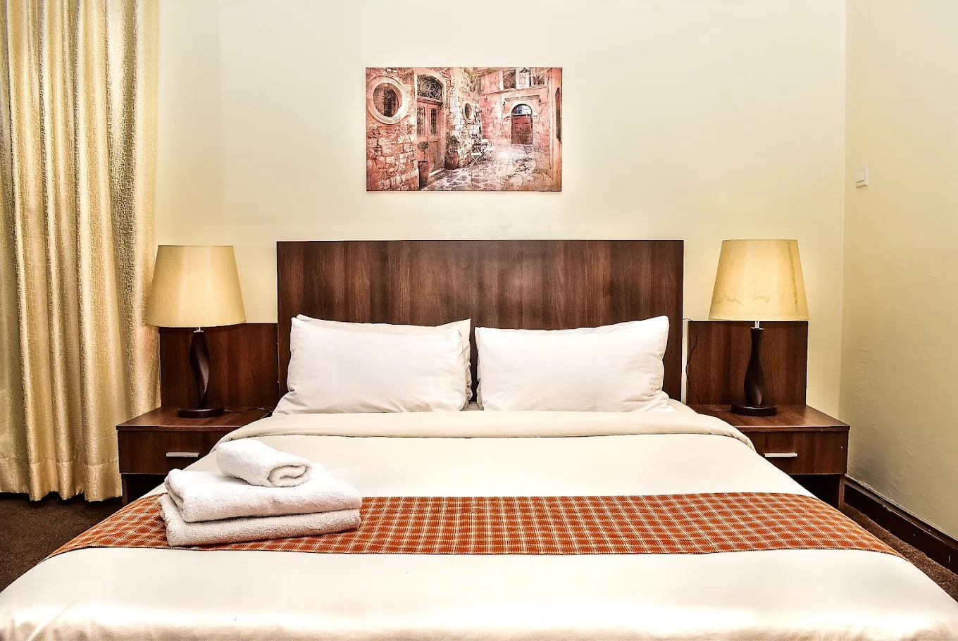 Super Queen Room 1