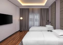 Family Stay, Connecting Guest room, Bedroom 1: 1 King, Bedroom 2: 2 Twin 1