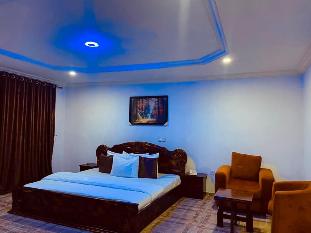One Bedroom Apartment Rooms 1