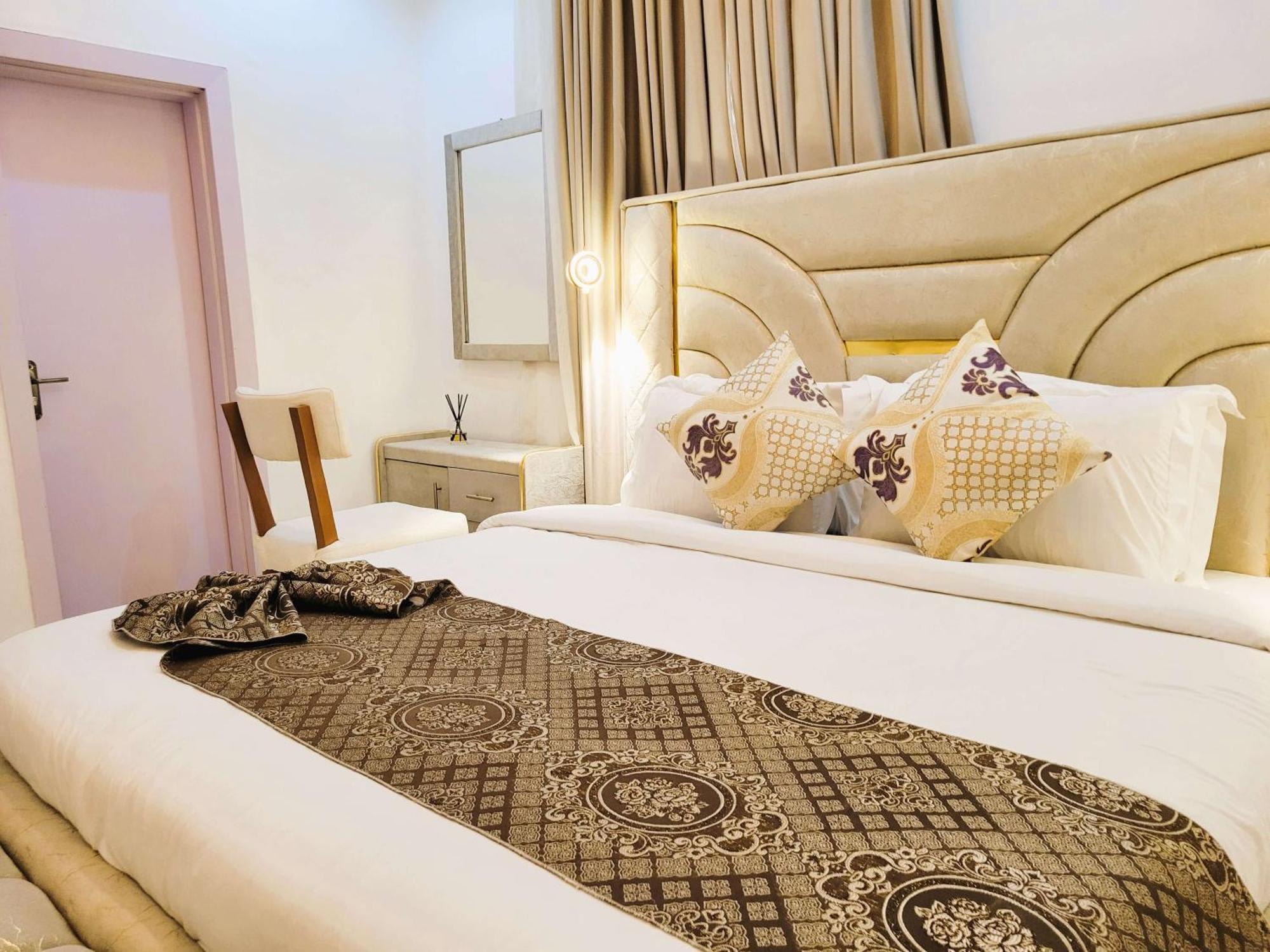 Premium Business Suite 1