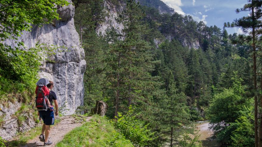 Wanderer am 1. Wiener Wasserleitungsweg durchs Höllentahl
