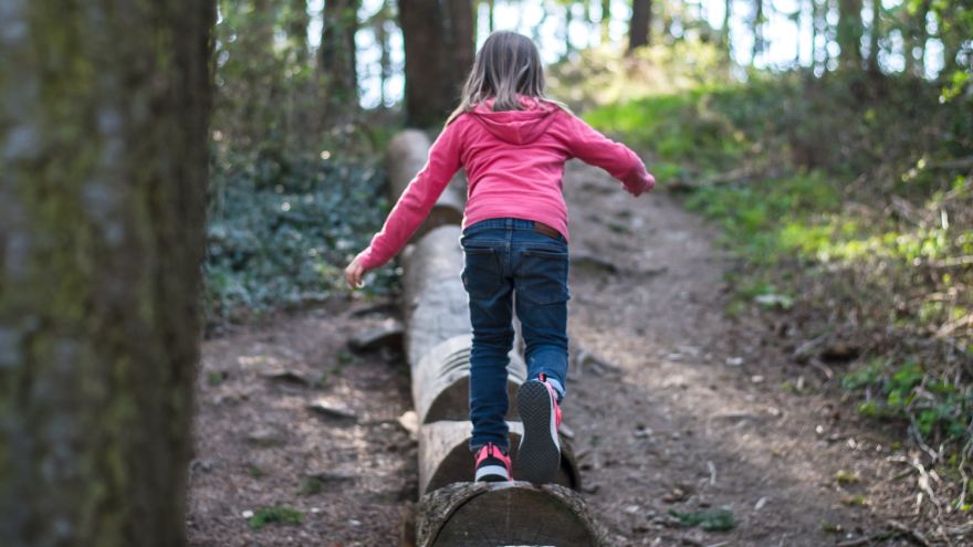 Kind am Erlebnispfad naturVISIONEN in Bad Sauerbrunn