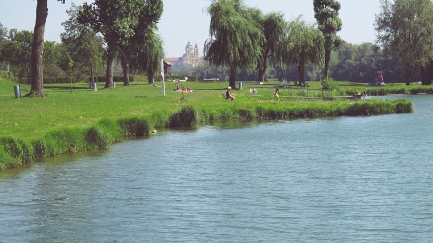 Donausee Weitenegg mit Blick auf Stift Melk und die Liegewiese