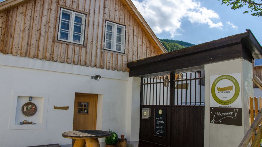 Eingang zur Privatbrauere Wolfsbräu in Thernberg