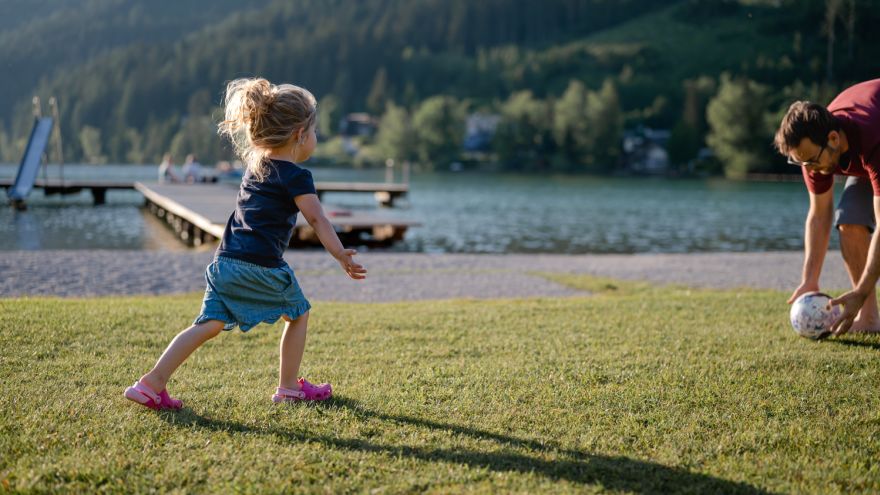 Kind am Ufer beim Erlaufsee