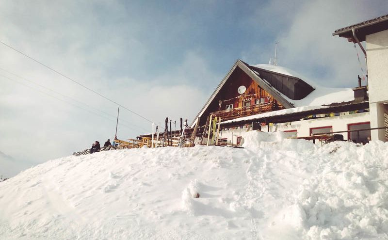 Gjaid Alm im Winter Blick auf den Schnee und die Gjaid Alm