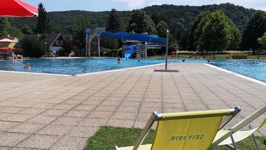 Blick aufs Schwimmbecken im Schlossbad Pitten