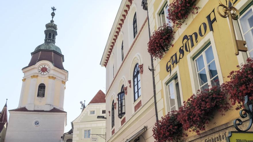 Blick auf die Fassaden und das Stadttor von Krems