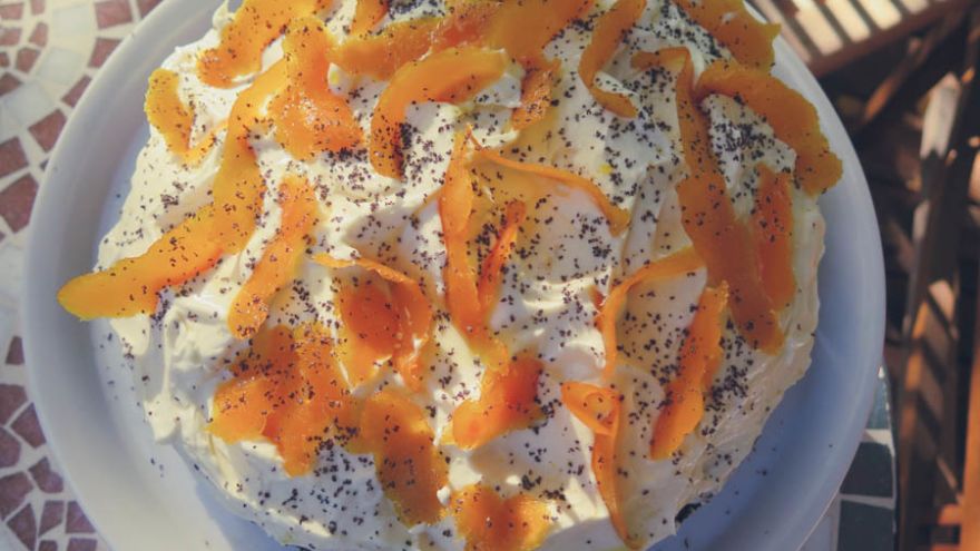 Orangen-Mohn Torte Orangen Mohn Torte mit Frosting von oben