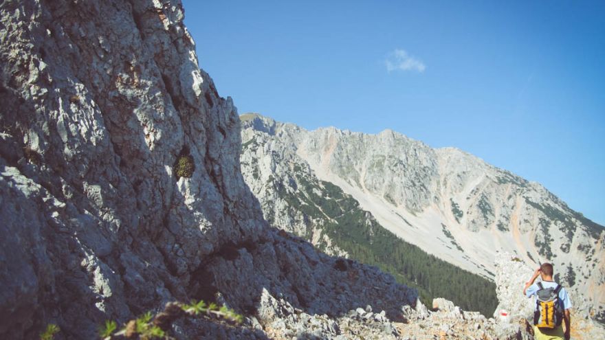 Wanderer auf der Breiten Ries am Schneeberg, Wanderung am nördilchen Grafensteig
