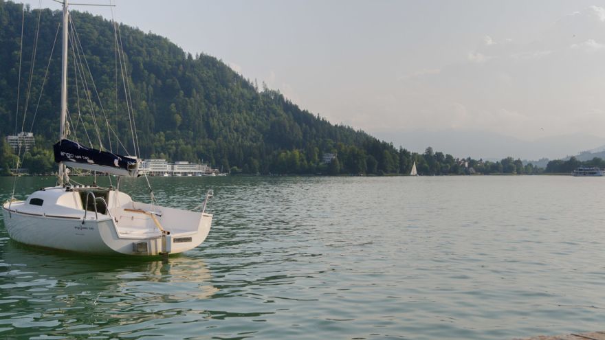 Boot in der Abendsonne am Ossiacher See