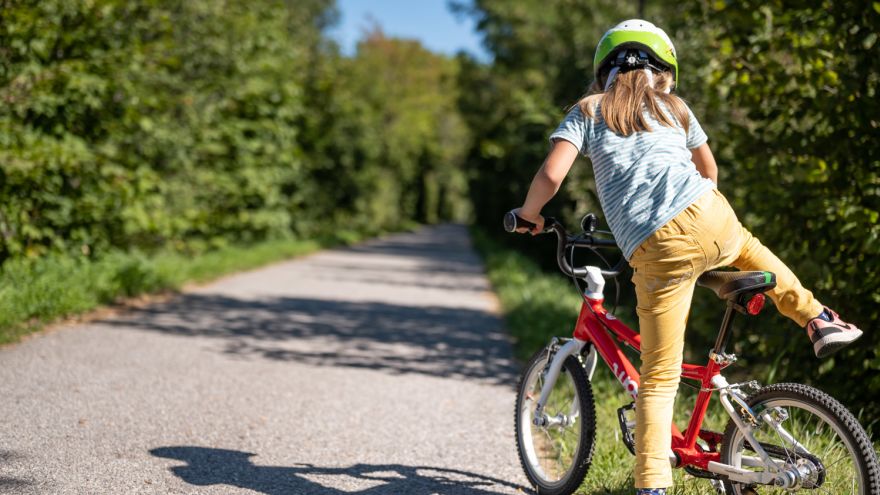 Kind am Schwarzatalradweg