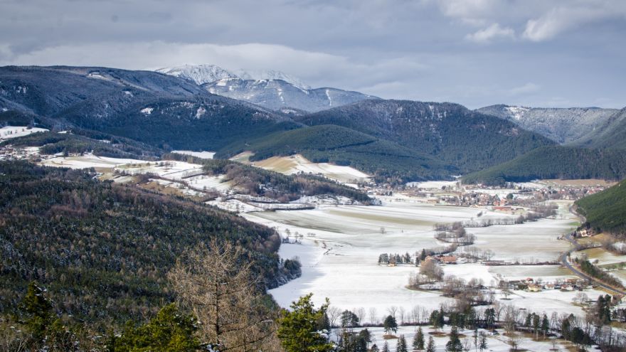 Ausblick von der Gfiederwarte bei Ternitz auf die Winterlandschaft