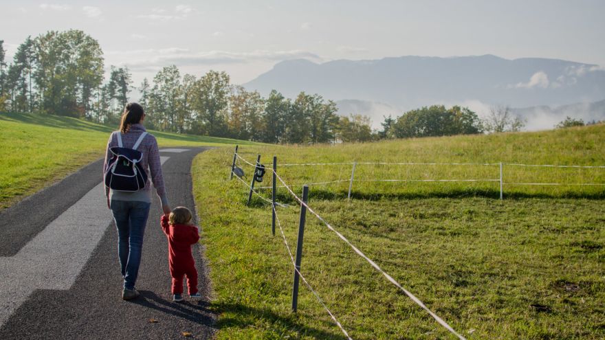 Spaziergang mit Kleinkind am Rundweg auf der Wiese in Prigglitz