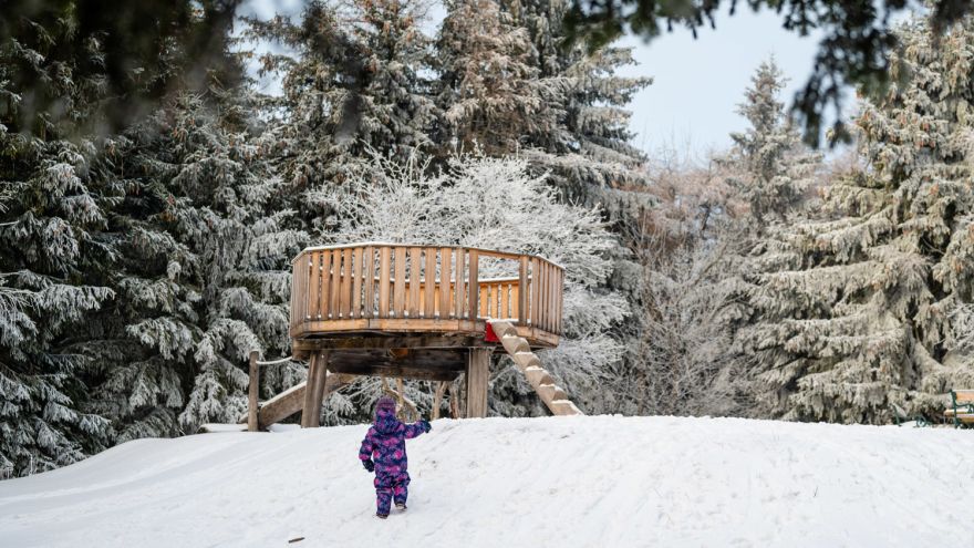 Spielplatzbesuch beim Winterwandern auf der Hohen Wand mit Kindern