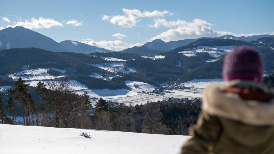 Kind bei der Winterwanderung in Prigglitz samt Aussicht