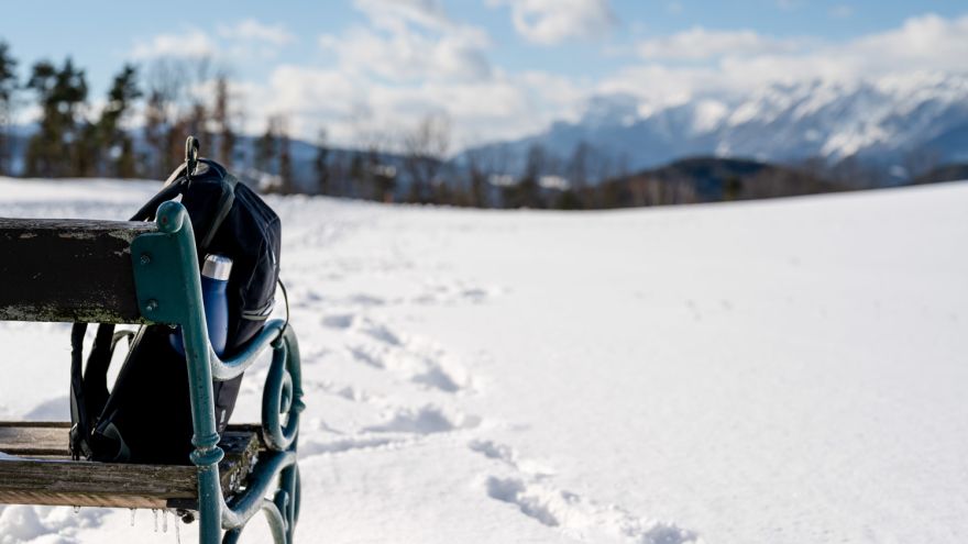 Rucksack im Schnee bei Prigglitz