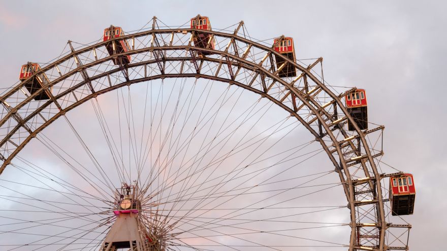 Ausschnitt Riesenrad Wien in der Abenddämmerung