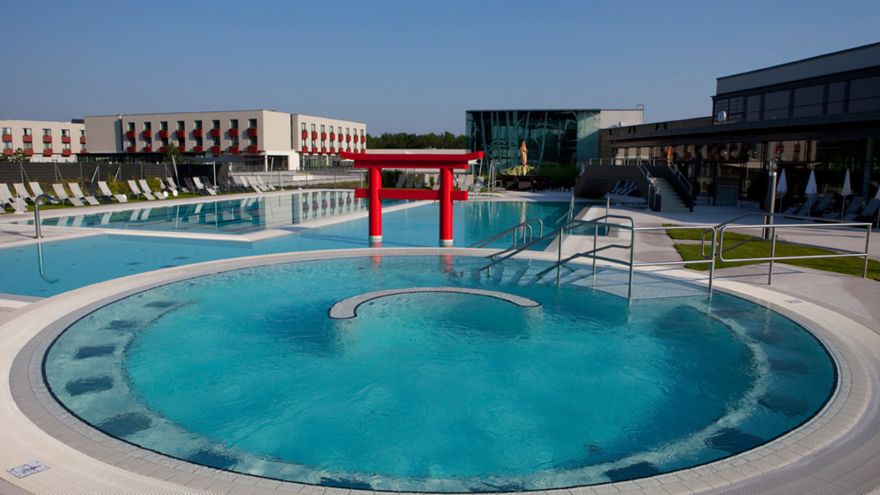 Blick auf das Außenbecken der Therme Linsberg Asia