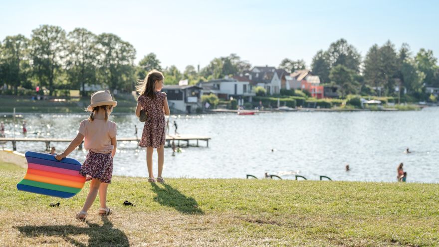 Kinder am Neufelder See im Mittelburgenland im Sommer